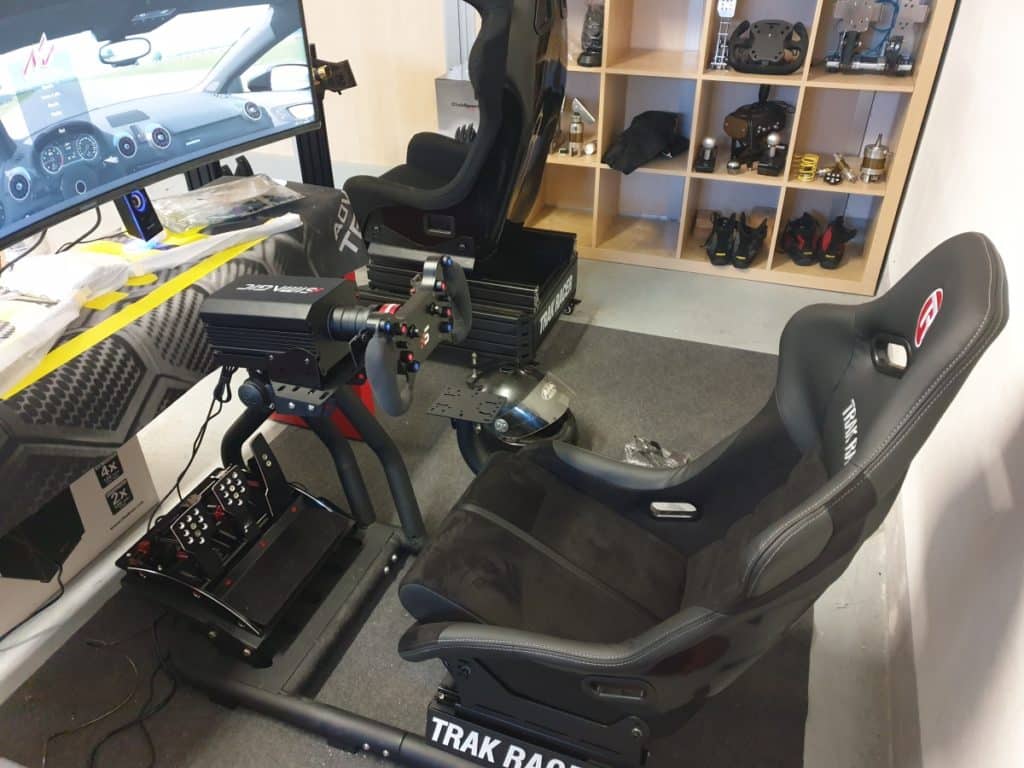 postazione sim racing con volante direct drive simagic corona gt4